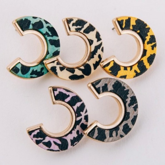 nwt New in package open C animal print with gold accent bc earrings - Picture 3 of 5